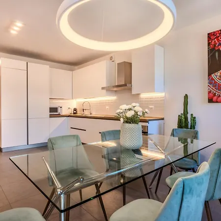 Modern And Contemporary Flat דירה *